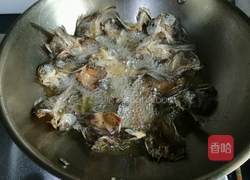 椒盐小鲫鱼的做法图解7