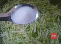 猪肉西葫芦馅饼的做法图解3