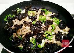 青椒木耳炒肉的做法图解8
