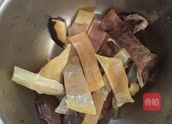 香菇墨鱼干鸭肉汤的做法图解1