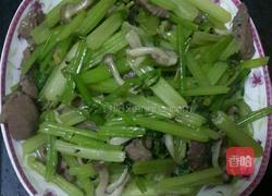 芹菜牛肉片炒蟹味菇的做法图解3
