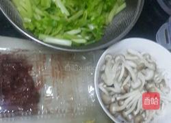 芹菜牛肉片炒蟹味菇的做法图解1