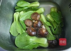 油菜炒香菇的做法图解1