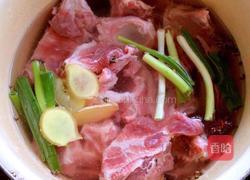 大骨头炖酸菜的做法图解3