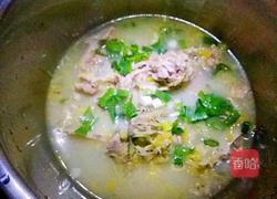 大骨头炖酸菜的做法图解6