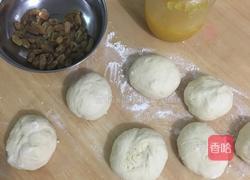 葡萄干夹心小面包的做法图解2
