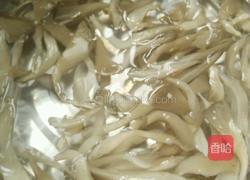 青椒炒菇的做法图解1