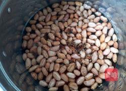 水煮花生米的做法图解1