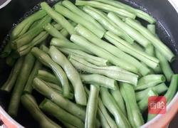 豆角炒香肠的做法图解2