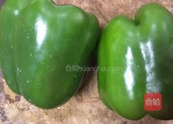 青椒炒肉片的做法图解1