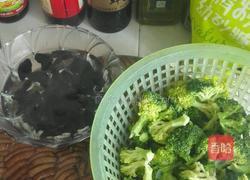 蒜蓉西兰花炒黑木耳的做法图解1
