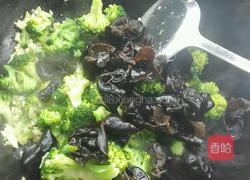 蒜蓉西兰花炒黑木耳的做法图解6