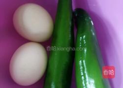 青椒炒鸡蛋的做法图解1