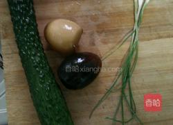 皮蛋黄瓜汤的做法图解1