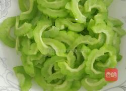 苦瓜炒西红柿的做法图解4