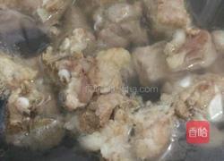 胡萝卜玉米排骨汤的做法图解2
