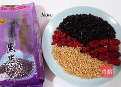 黑米粥的做法图解1