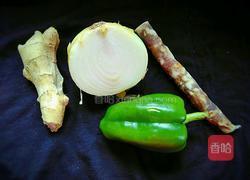 青椒炒腊肠的做法图解1