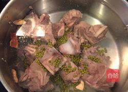 莲藕牛骨绿豆老火靓汤的做法图解4