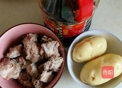 土豆烧排骨的做法图解1