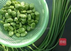 青蚕豆炒蒜苗的做法图解1