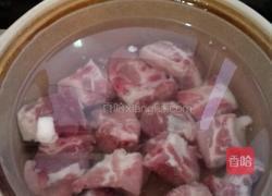 胡萝卜焖排骨的做法图解1