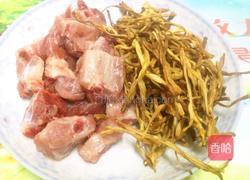 黄花菜排骨汤的做法图解1