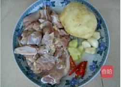 土豆焖鸡肉的做法图解1