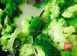 西兰花炒虾球的做法图解4