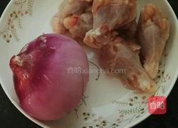 洋葱焖鸡翅根的做法图解1