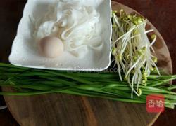 鸡蛋银芽炒河粉的做法图解1