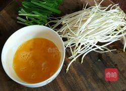 鸡蛋银芽炒河粉的做法图解2