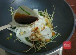 鸡蛋银芽炒河粉的做法图解6