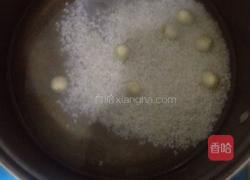 糯米银耳莲子粥的做法图解2