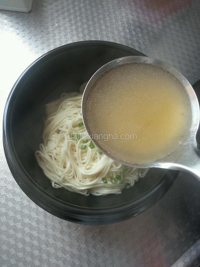 把汤浇到面上