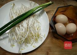 鸡蛋银芽炒河粉的做法图解1