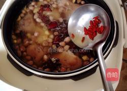 黄豆花生猪脚汤的做法图解7
