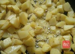 土豆炒鸡腿的做法图解3