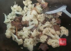 花菜炒腊肉的做法图解5