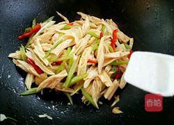 腐竹炒芹菜的做法图解9