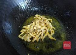 杏鲍菇炒鸡丝的做法图解2
