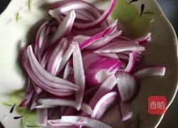 洋葱炒肉的做法图解1