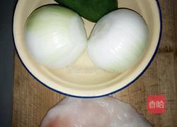 洋葱炒鸡肉的做法图解1