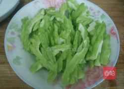 苦瓜炒蛋的做法图解1