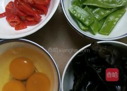 木耳炒鸡蛋的做法图解1