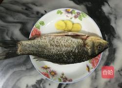 鲫鱼苦瓜豆腐汤的做法图解1