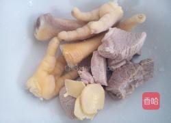 红枣当归杞子炖鸡脚的做法图解2