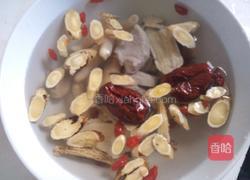 红枣当归杞子炖鸡脚的做法图解4
