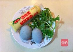 皮蛋拌樱玉豆腐的做法图解1