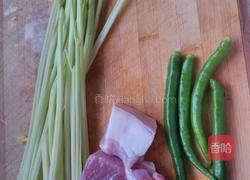 肉末炒香芹的做法图解1